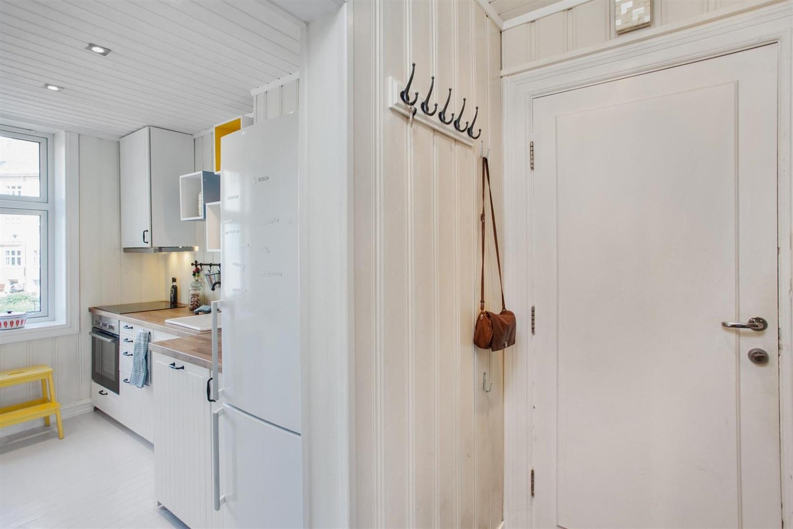 Fra entréen kommer du rett inn kjøkkenet og badet. Galleribilde