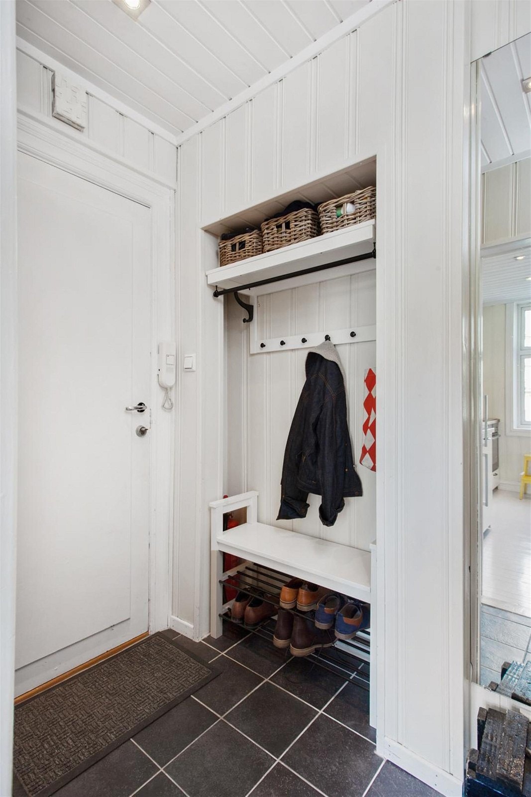 Velkommen inn! Entré med god plass til å henge fra seg sko og yttertøy. Galleribilde