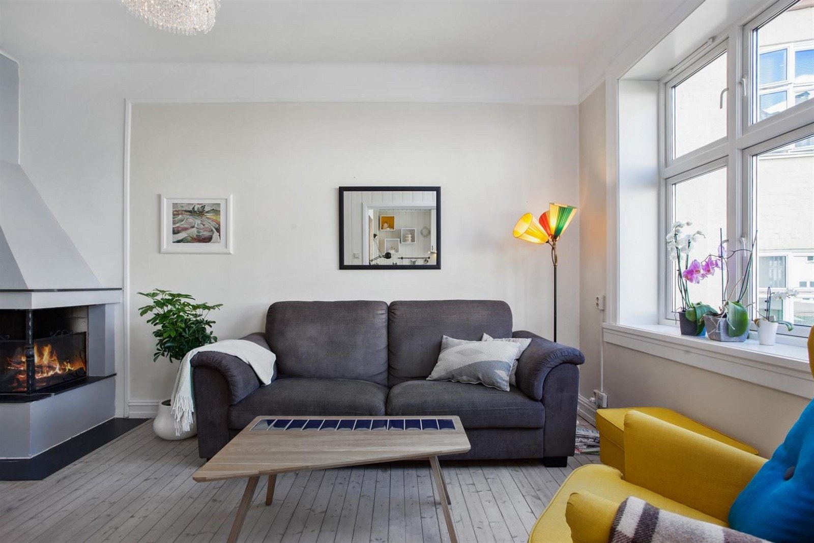 Stua oppleves tiltalende og luftig og inntrykket forsterkes av takhøyden som er nesten tre meter Galleribilde