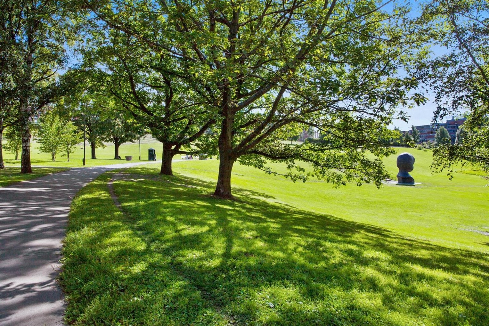 Torshovdalen - rett utenfor inngangsdøren. Galleribilde