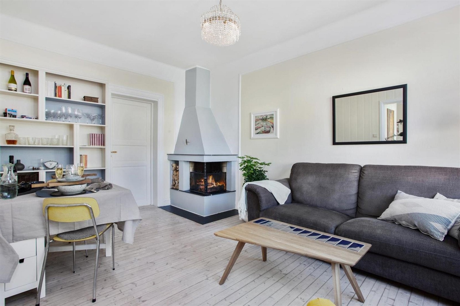 Sjarmerende peis i stuen Galleribilde