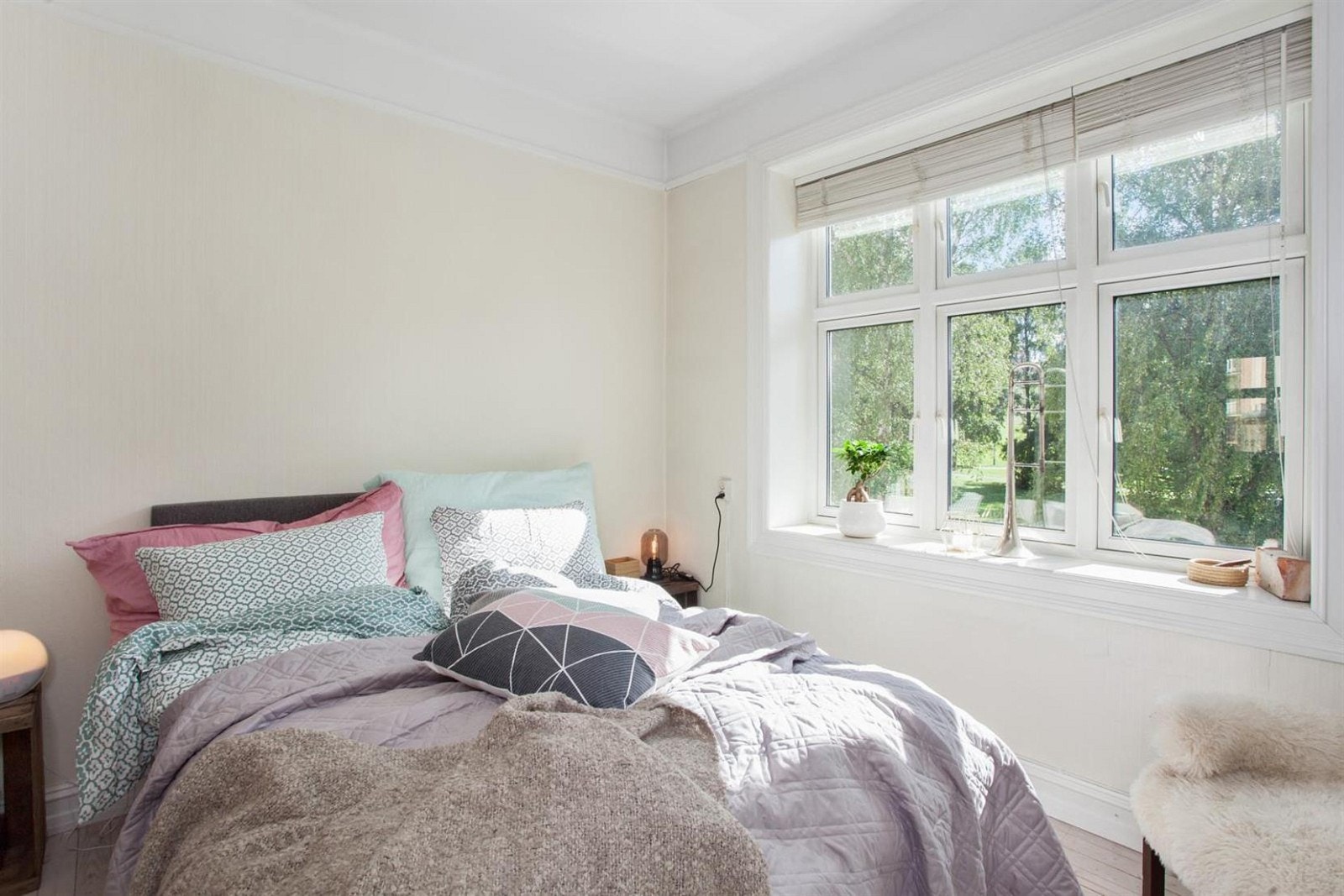 Godfølelsen blir forsterket når akustikken og tempraturen er riktig. Her kan du åpne vinduene og ønske sommeren velkommen inn uten å være bekymret for støy. Galleribilde