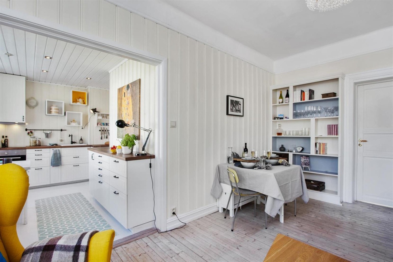 Fin overgang mellom kjøkken og stue. Galleribilde