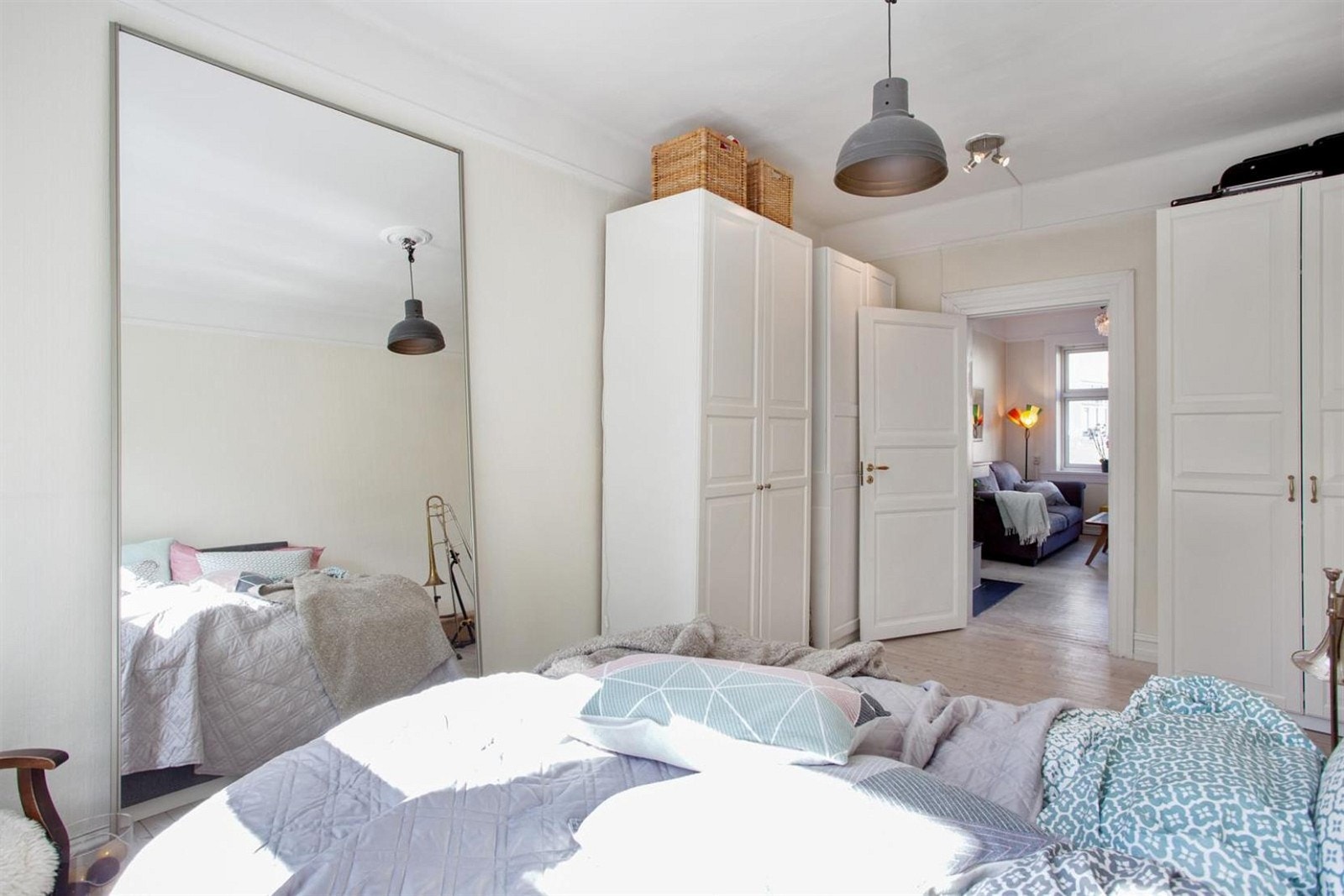 Ved behov har du plass til ytterligere garderobeskap, skrivebord eller annet du måtte ønske. Galleribilde