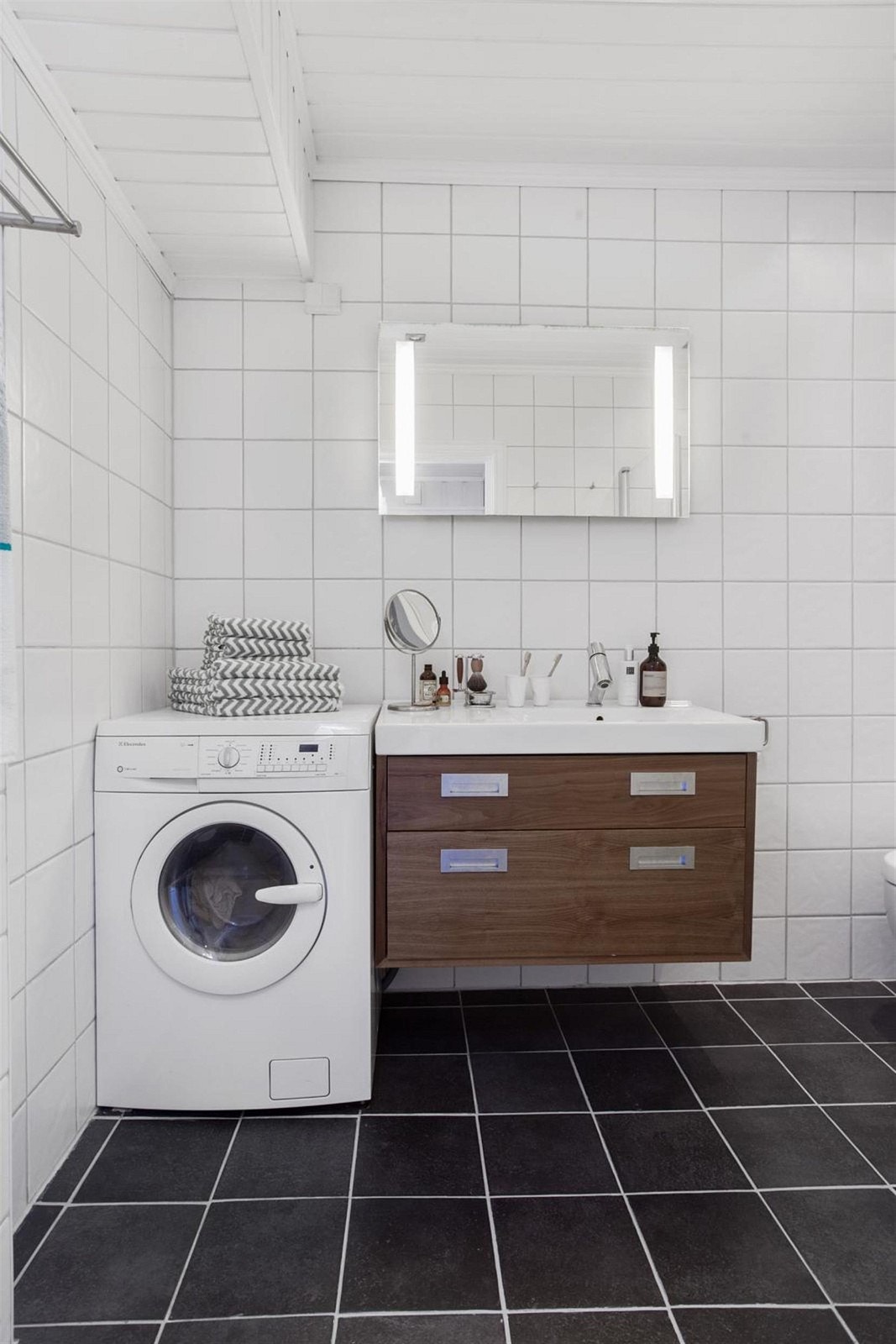 Flislagt bad fra 2006 med praktisk og tidsriktig innredning. Galleribilde