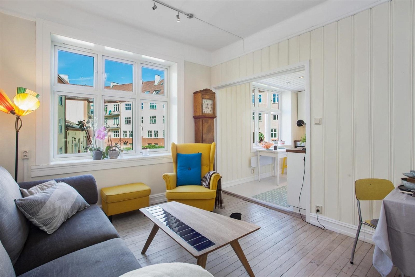 Legg merke til de store vindusflatene og det nydelige tregulvet. De fleste overflatene er malt mellom 2014-2016. Galleribilde