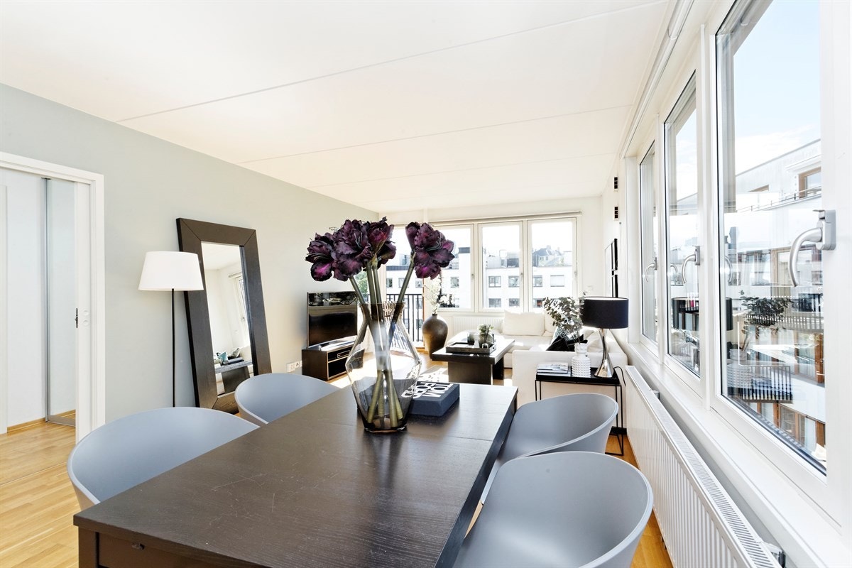 Her er det plass til å samle familie og venner til hyggelige lag! Galleribilde