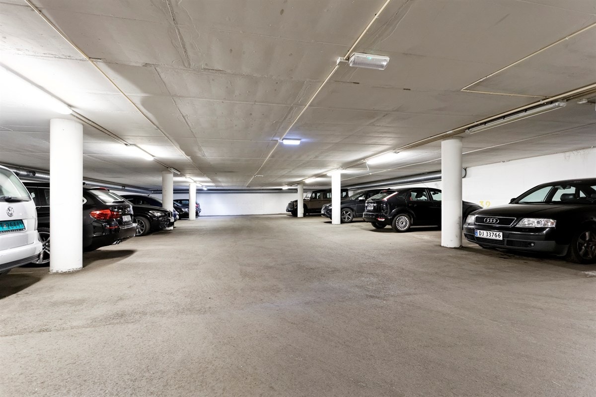 Det medfølger fast plass i garasjeanlegget! Heis går ned til garasjen Galleribilde