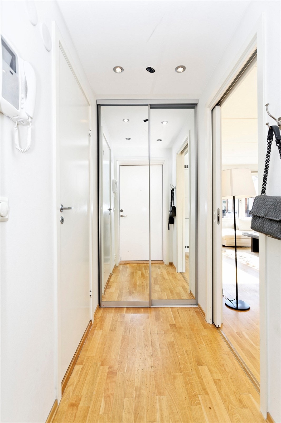 Velkommen inn! Entré med skyvedørsgarderobe Galleribilde