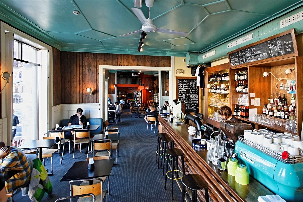 Laundromat serverer god mat, og har et bredt utvalg av øl på fat og flaske. På bakrommet er det myntvaskeri Galleribilde