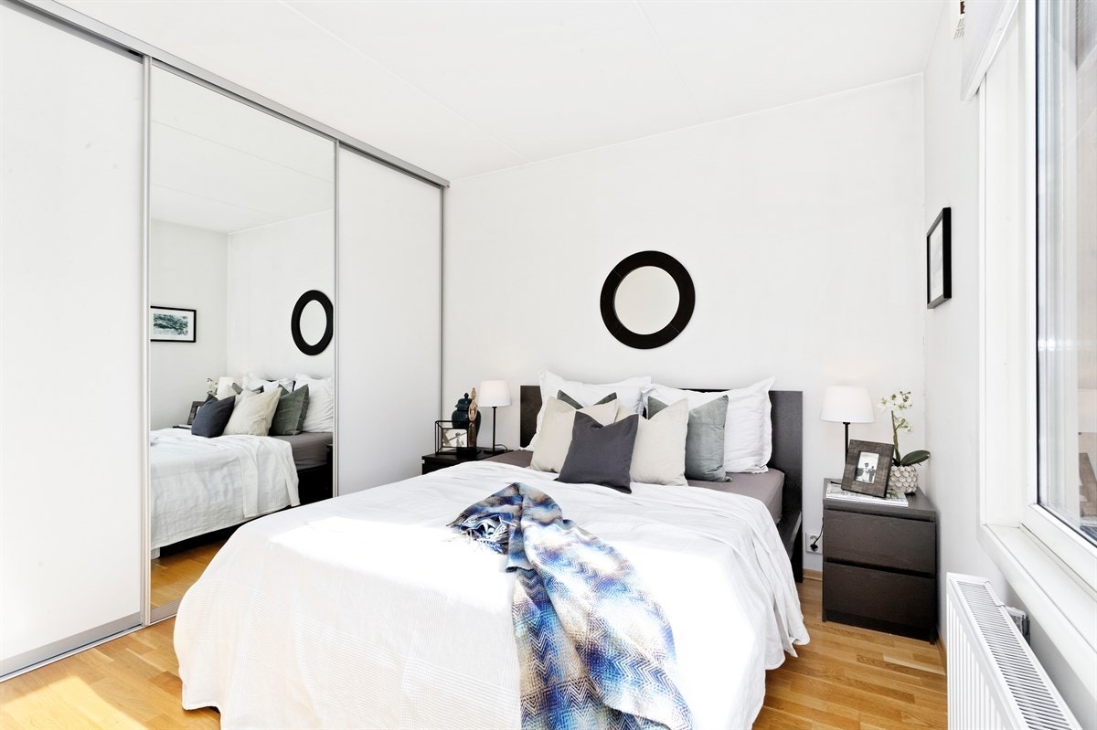 Soverommet har godt med skapplass i skyvedørsgarderobe med speil Galleribilde