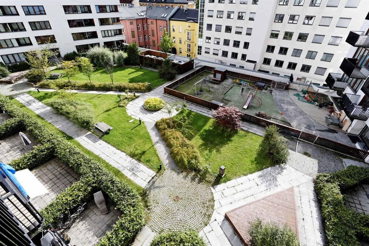 Sameiet har en parkmessig opparbeidet bakgård der beboere med barn har prioritert plass i barnehagen Galleribilde
