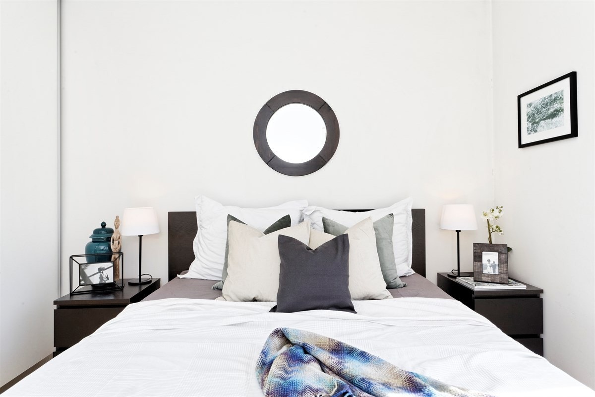 Soverom innenfor stuen, vendt mot rolig bakgård/atrium Galleribilde