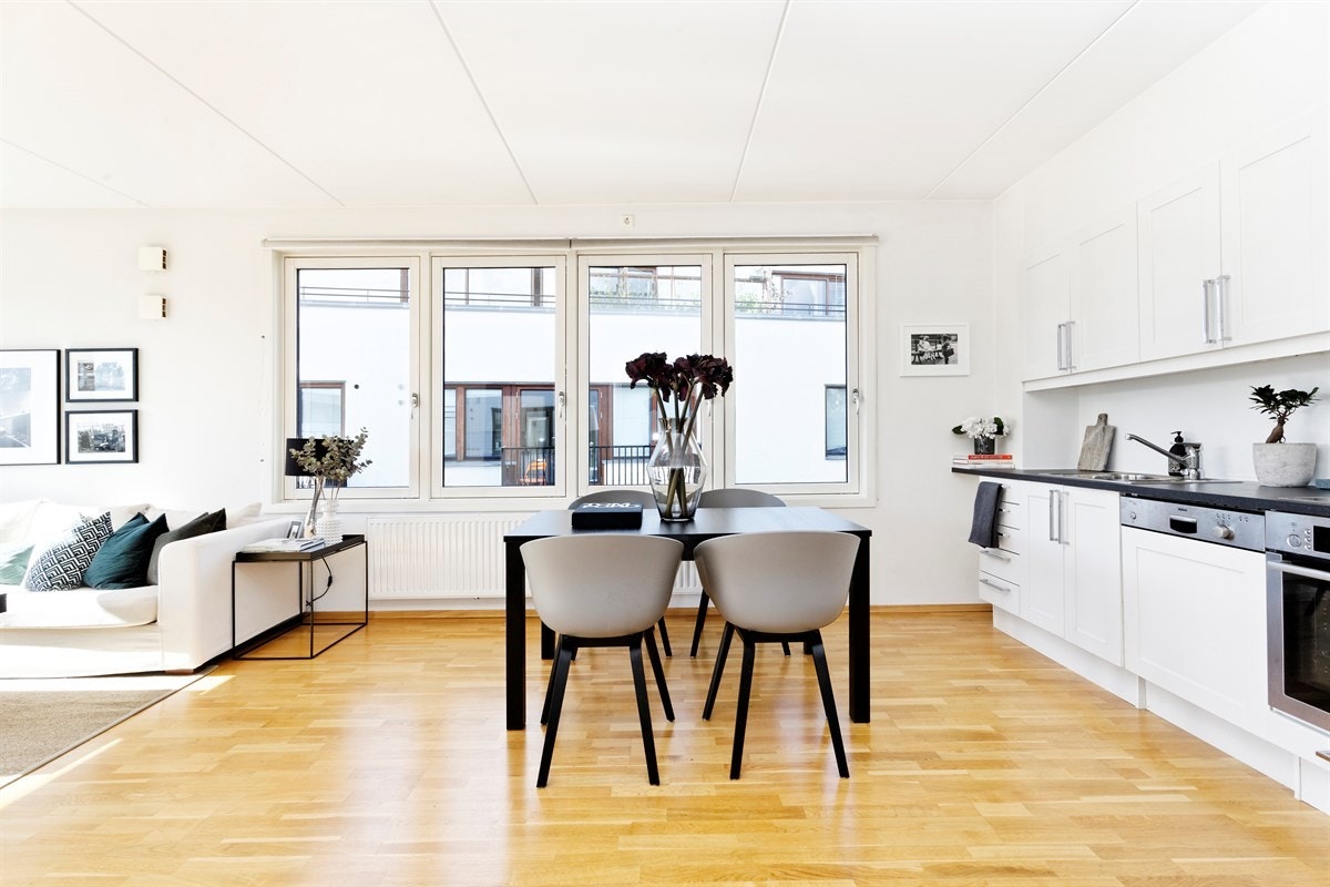 Leiligheten har en stor, sammenhengende stue/spisestue, med kjøkken i den ene enden Galleribilde
