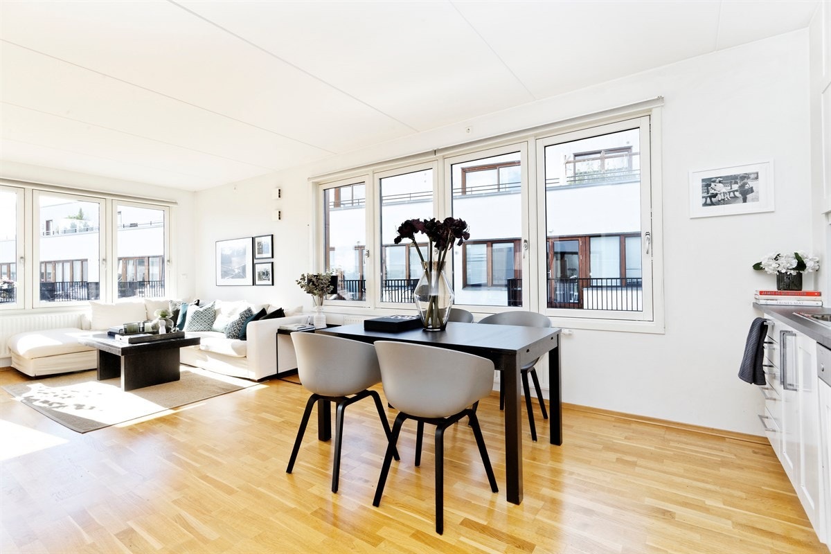 Leiligheten ligger i byggets hjørneleilighet, med gode vinduer i gavlveggen, som slipper inn godt med dagslys Galleribilde