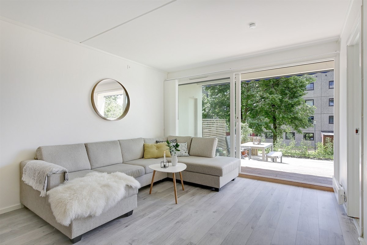 Utgang fra stue til delvis overbygd terrasse. Galleribilde