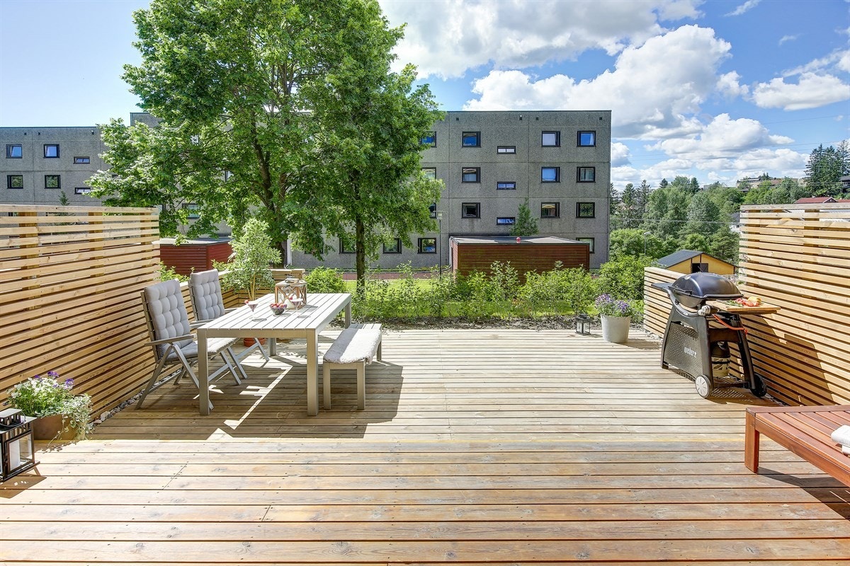 Her har du god plass til utemøblering, grill og muligheten for å invitere venner til sosiale kvelder. Galleribilde
