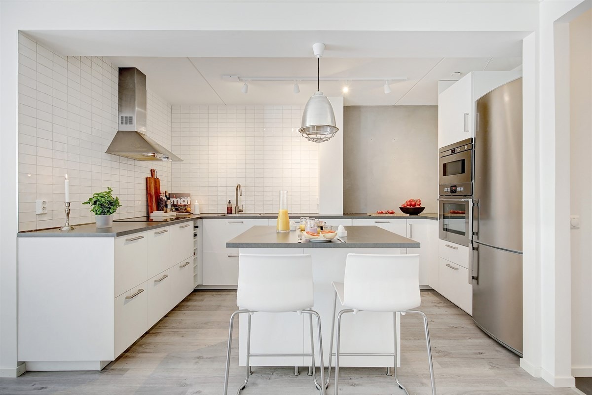 Den åpne kjøkkenløsningen gir en god romfølelse, og muligheten for å holde gjestene med selskap mens du kokkelerer. Galleribilde