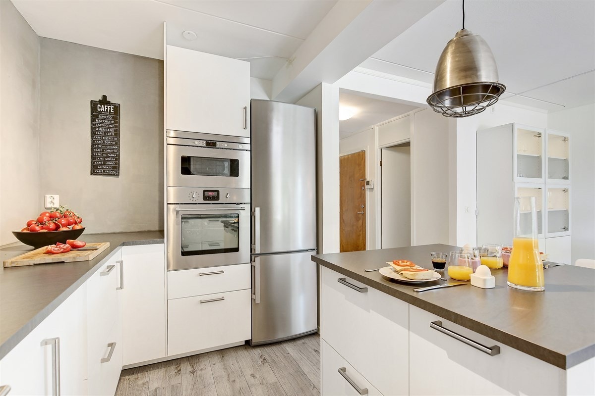 Kjøkkenet har integrerte hvitevarer bestående av induksjonstopp, stekeovn og oppvaskmaskin. Galleribilde