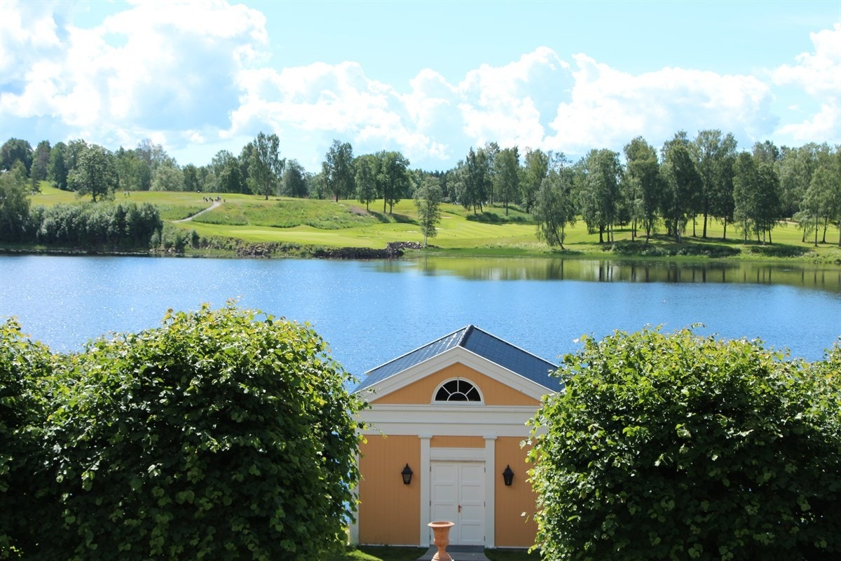 Nede ved vannet er det benker og et lite lysthus. Galleribilde