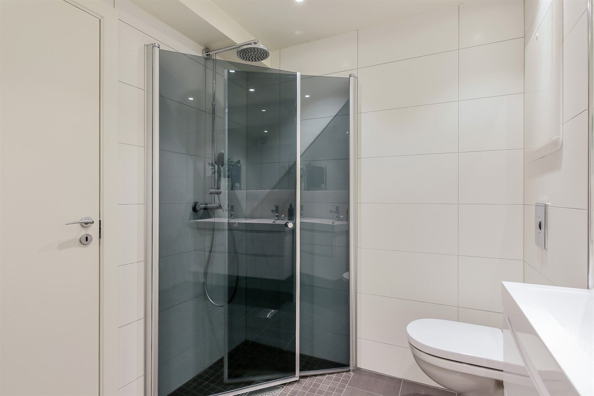 Praktisk innfellbare dusjvegger som gir godt med plass og vegghengt toalett. Galleribilde