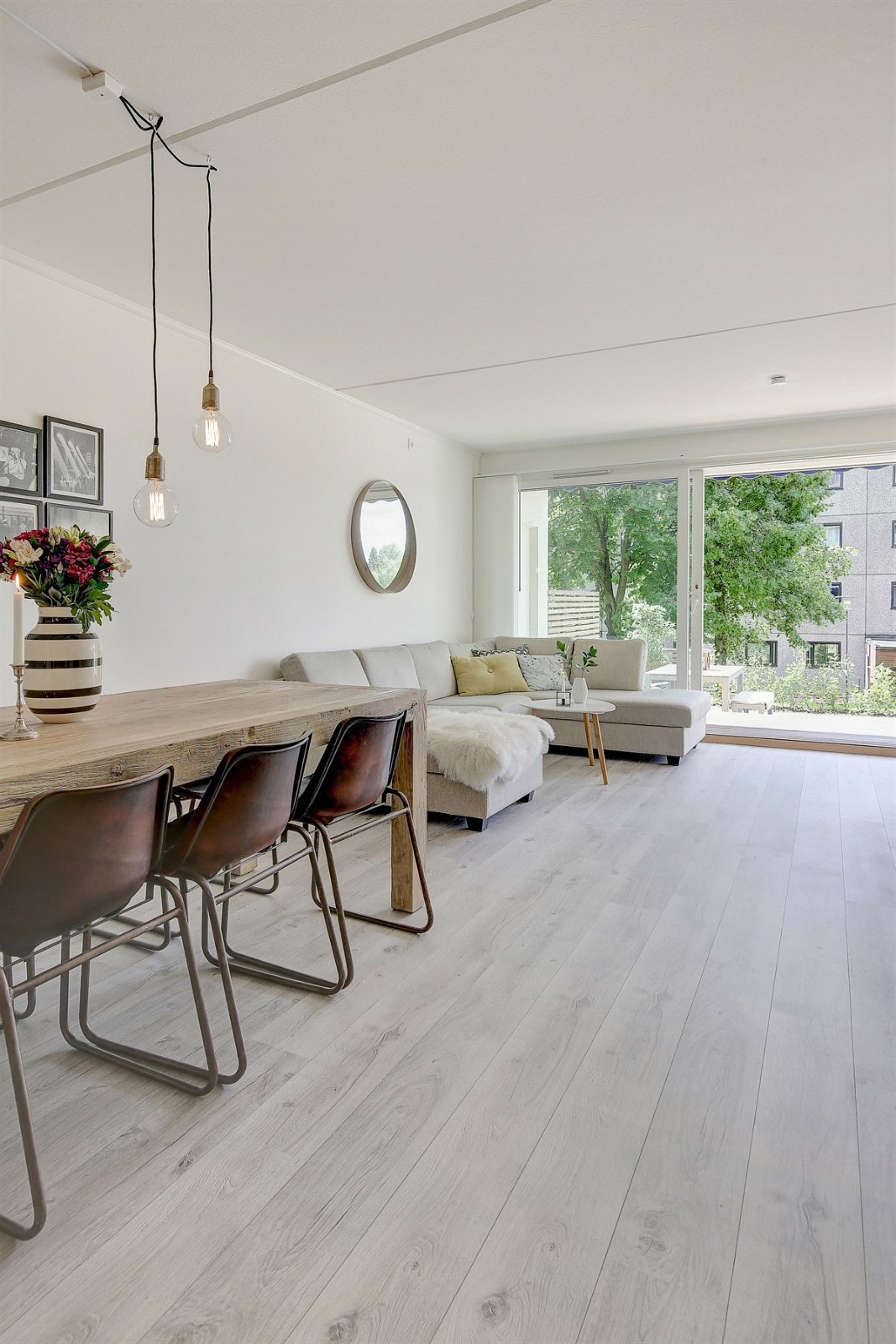 De store vindusflatene og balkongdøren slipper inn rikelig med lys i rommet. Galleribilde