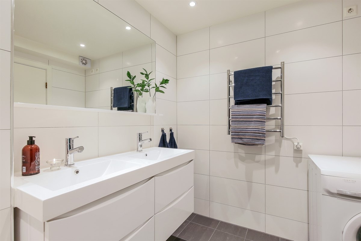 Baderomsinnredningen har glatte fronter og dobbelservant. Galleribilde