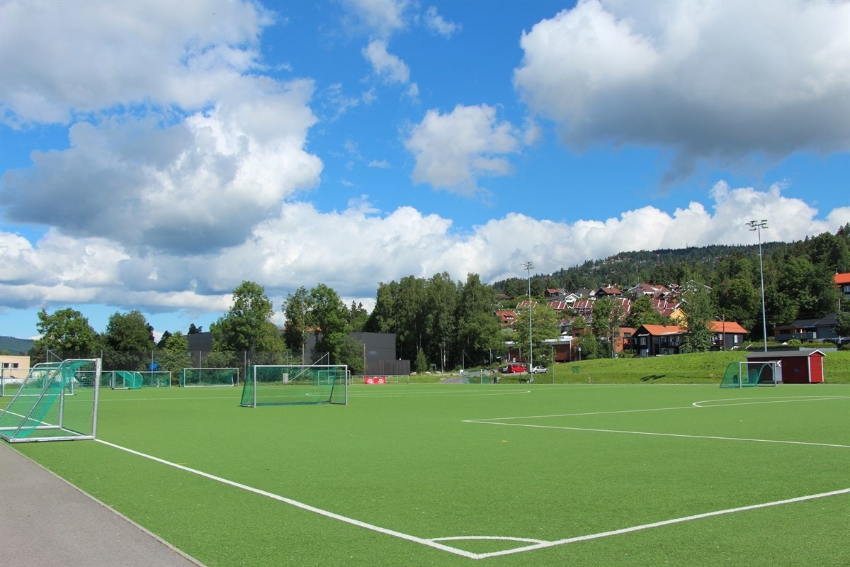 Fra leiligheten er det ca. 500 meter til Persbråten skoles kunstgressbane som er åpen for allmennheten utenfor skolen. Galleribilde