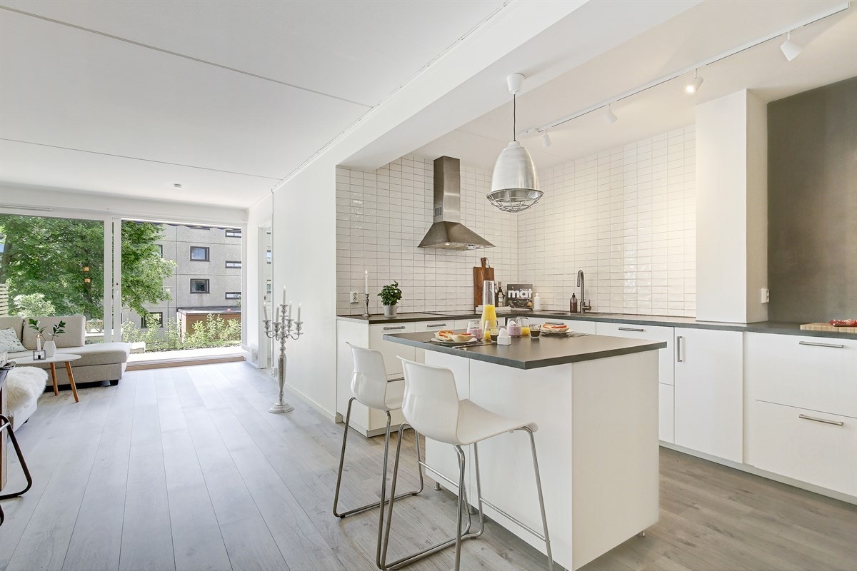 Den åpne kjøkkenløsningen gir en god romfølelse. Galleribilde