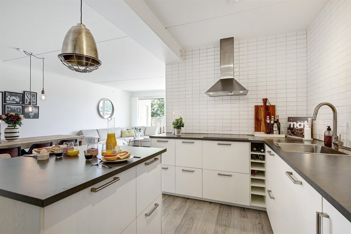 Lyst og trivelig kjøkken med flott kjøkkenøy. Galleribilde