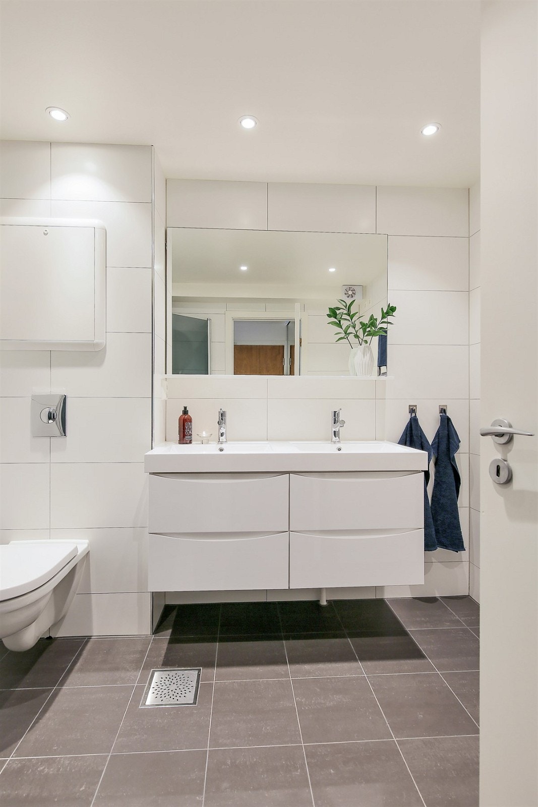 Nytt og lekkert bad fra 2015 med varmekabler i gulvet. Galleribilde