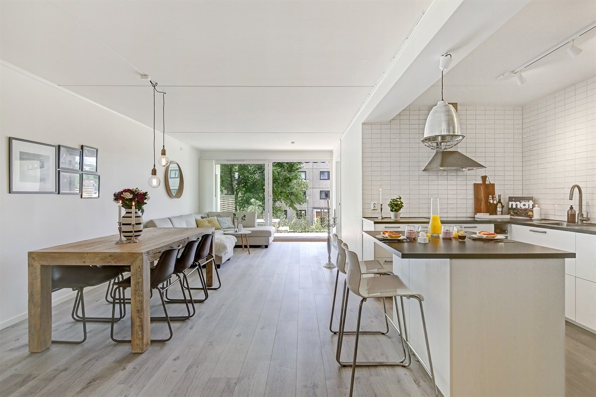 Fra entreen føres du inn i boligens stue med åpen kjøkkenløsning. Galleribilde