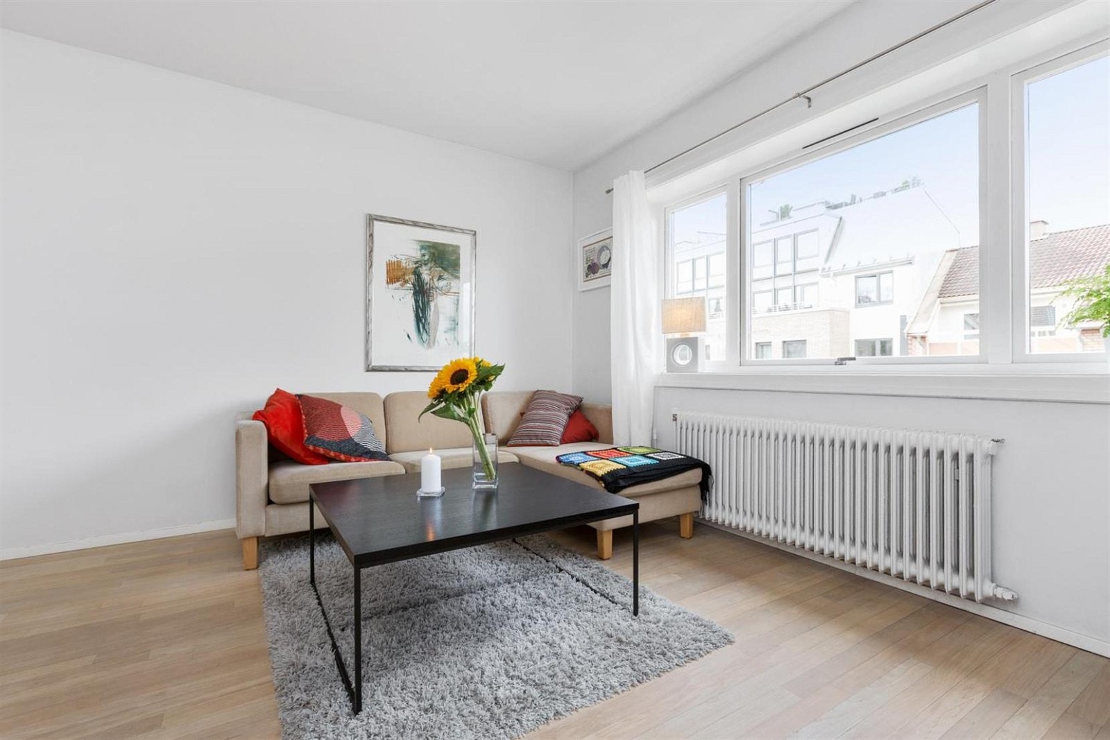 Det er god plass til sofagruppe i stuen. Galleribilde