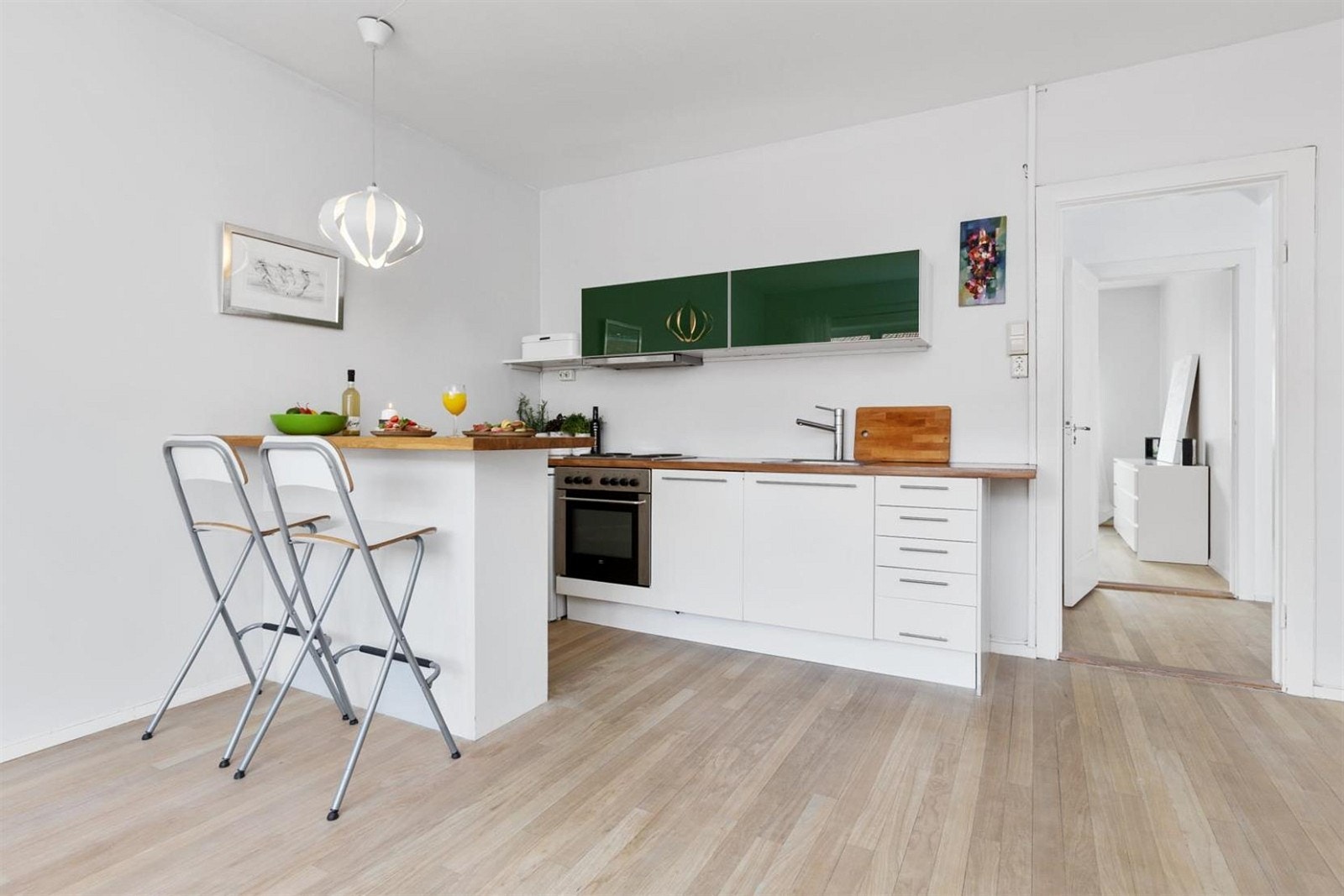 Kjøkkenet er i åpen løsning med stuen, noe som gir en god romfølelse. Galleribilde