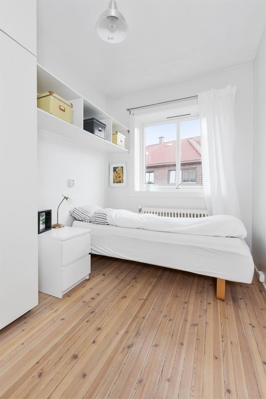 Lyst og luftig soverom med skapplass. Galleribilde