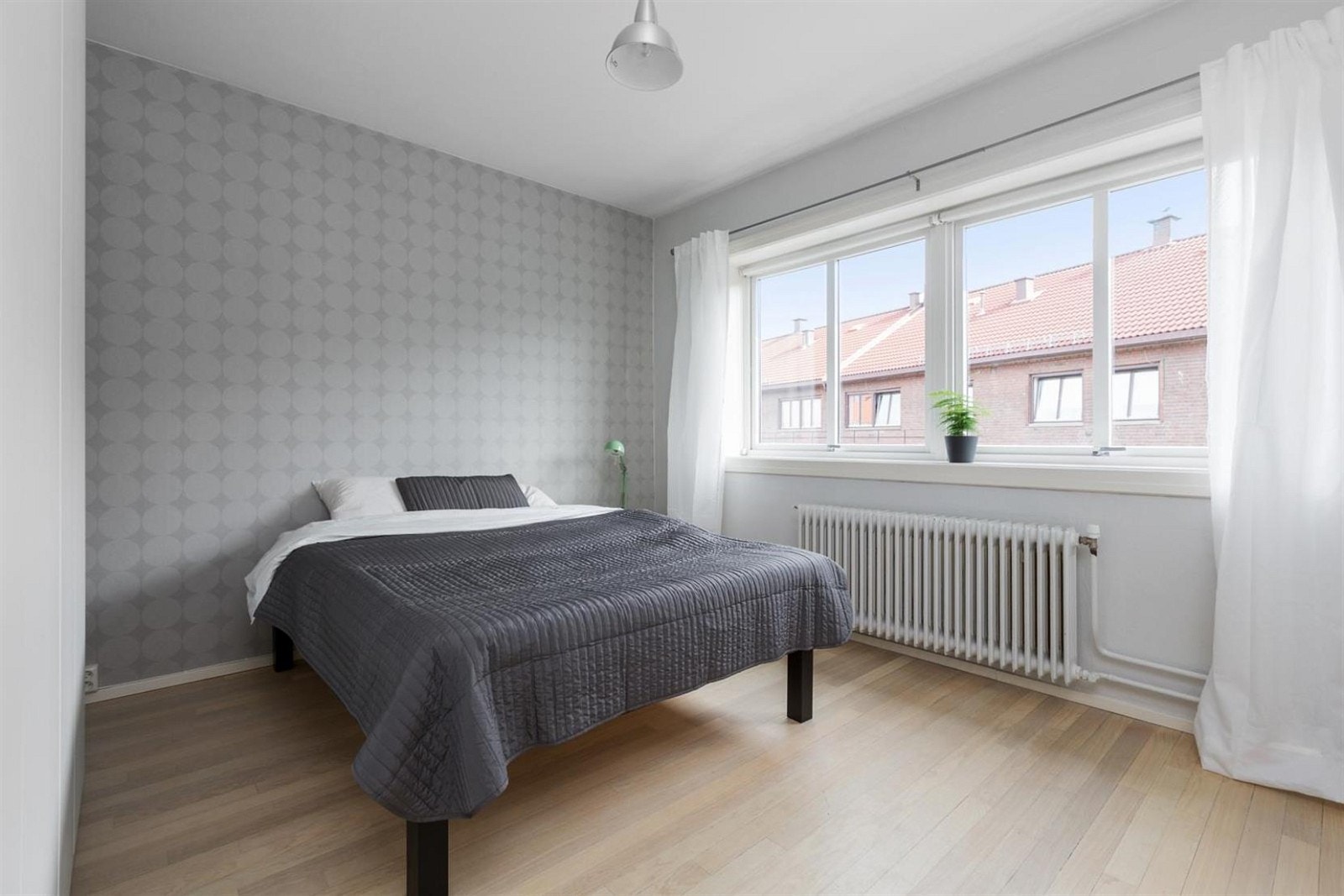 Lyst og pent hovedsoverom med god skapplass. Galleribilde