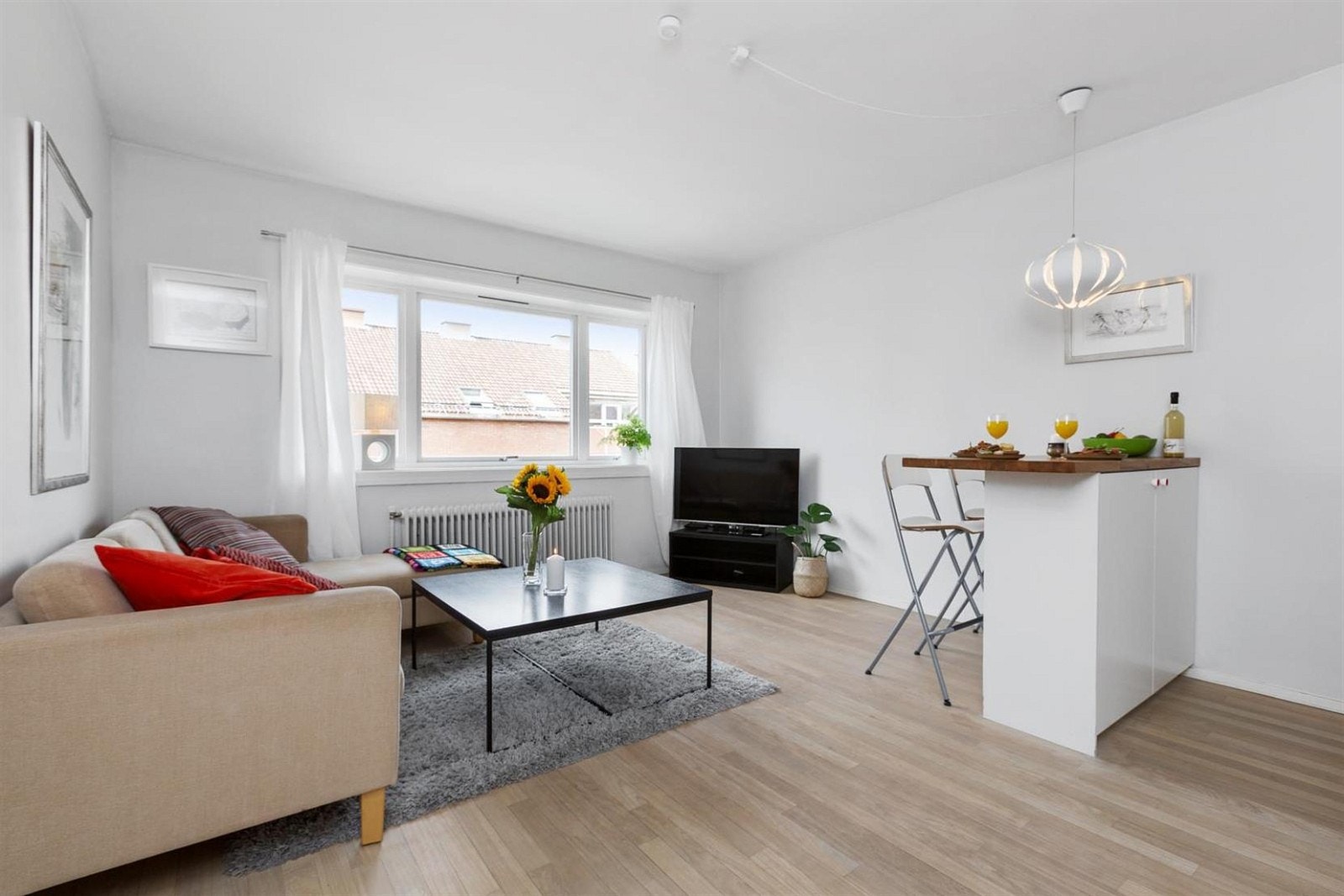 Lys og pen stue med gode lysforhold. Galleribilde