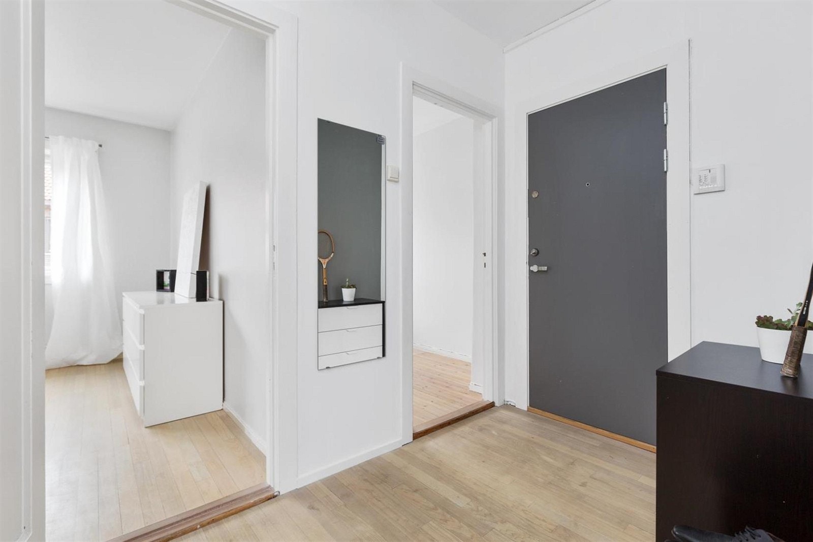 Innbydende entrè med god plass til sko og yttertøy. Galleribilde