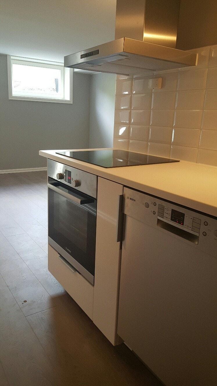 Bosch hvitevarer på kjøkken - ovn, platetopp med induksjon, vifte, oppvaskmaskin, integrert kombiskap. Galleribilde