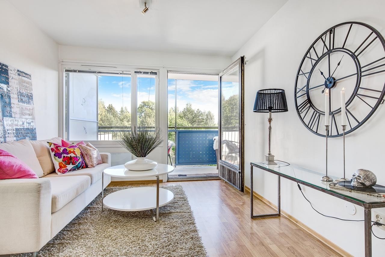 Lys og romslig stue med utgang til balkong på 11 kvm. Galleribilde