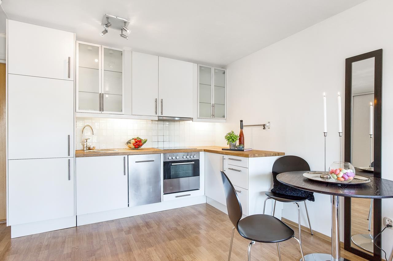 Pent og stilrent kjøkken med integrerte hvitevarer Galleribilde