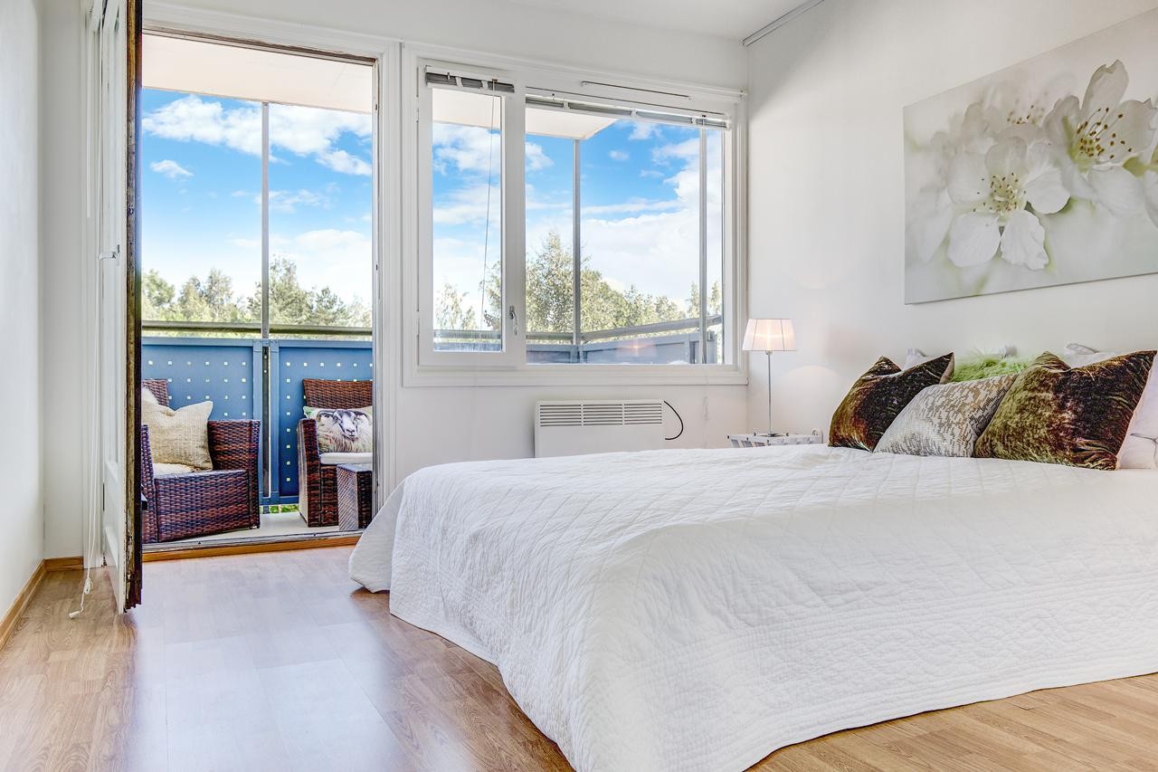 Stort soverom med utgang til balkong Galleribilde