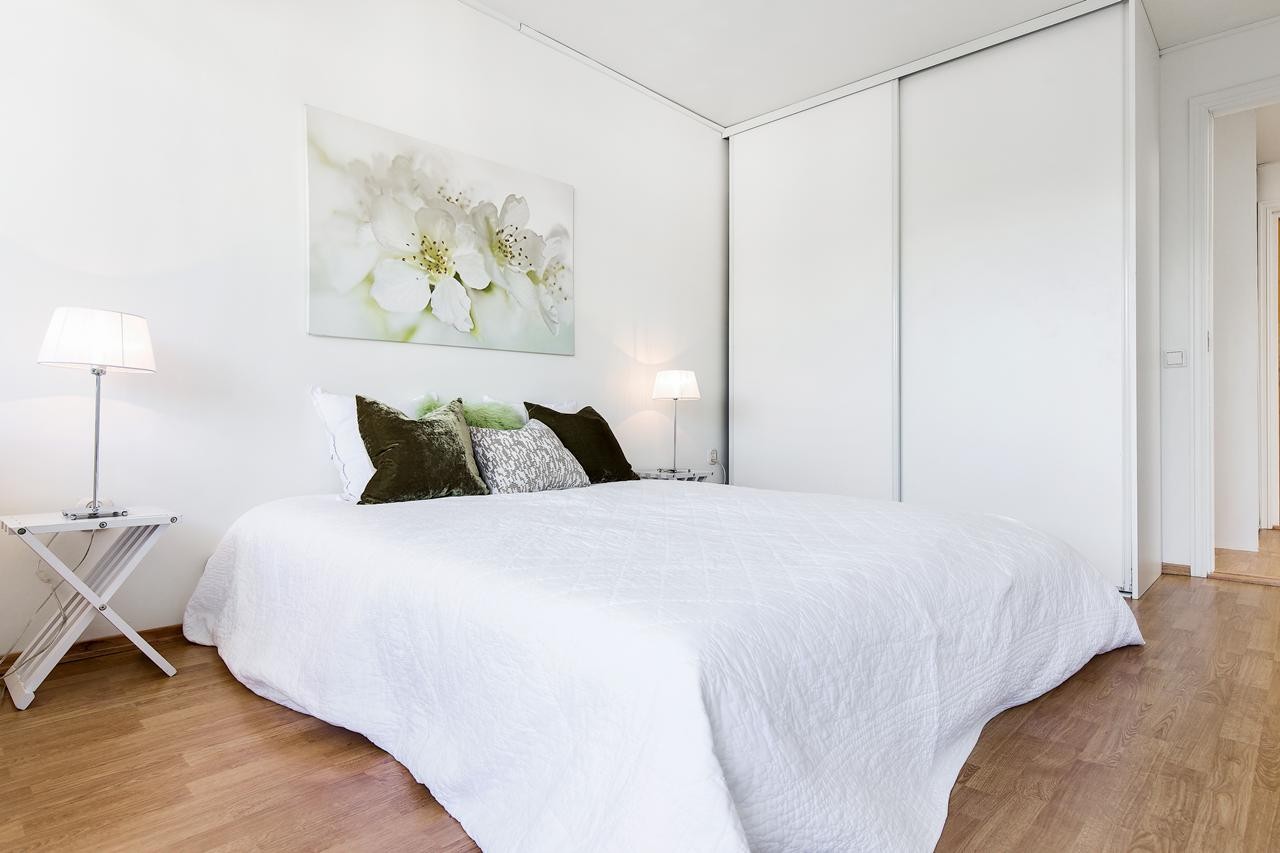 Skyverdørsgarderobe med god oppbevaringsplass Galleribilde