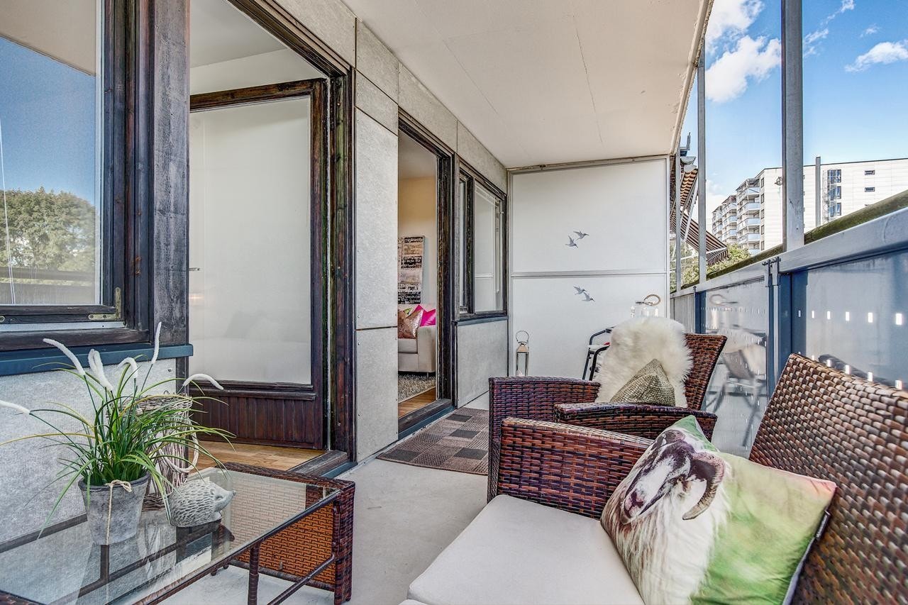 Stor balkong med plass til flere sittegrupper Galleribilde