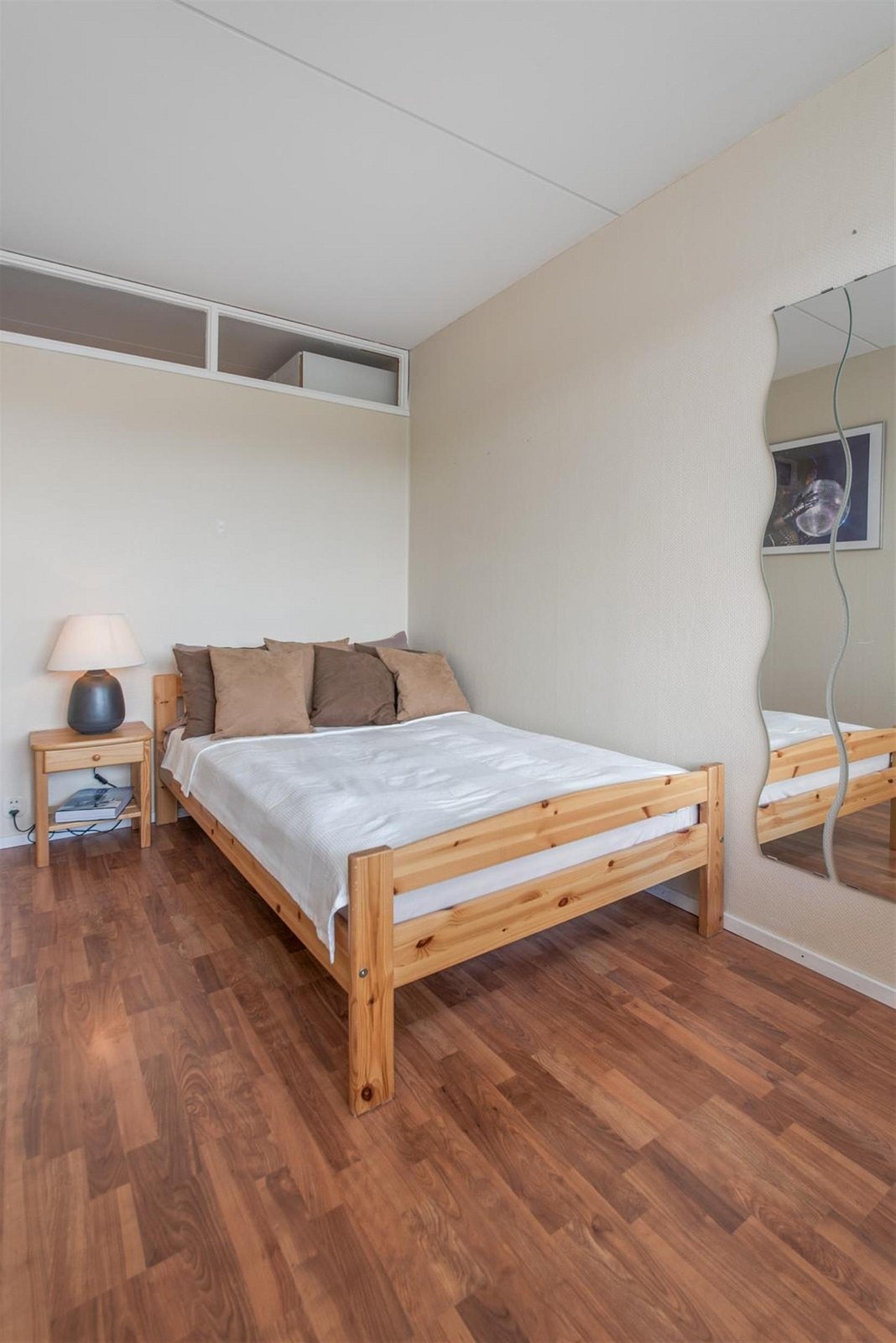 Romslig soverom med plass til dobbeltseng og garderobeløsning. Galleribilde