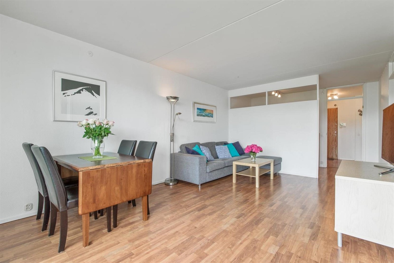 Stuen er romslig med god plass til sofakrok og spisegruppe. Galleribilde