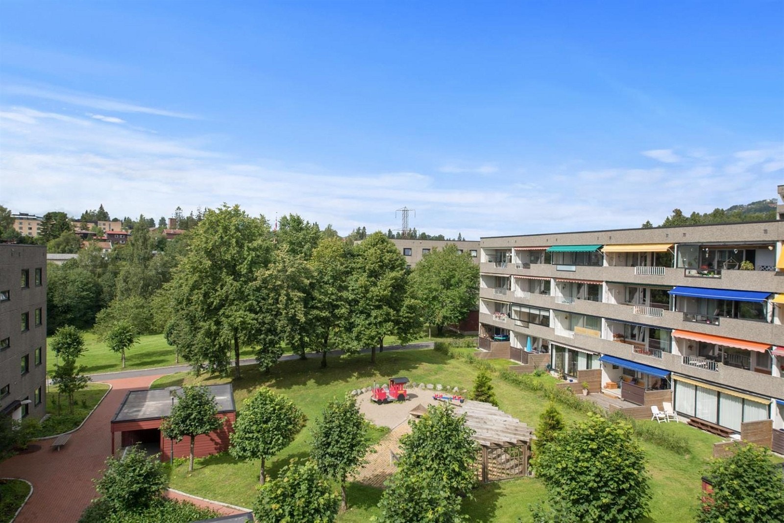 Utsyn fra terrassen. Veldrevet borettslag og fine opparbeidet internveier. Galleribilde