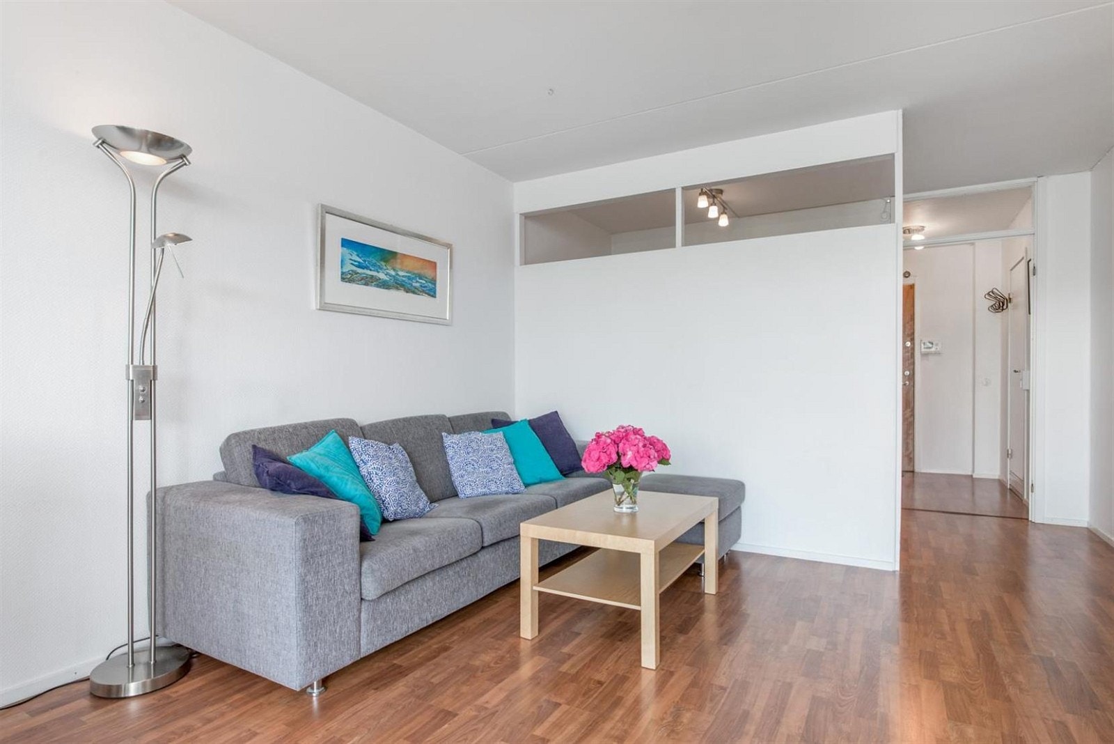 Stuen er lys med hvitmalte vegger og naturlig lys fra store vindusflater. Galleribilde