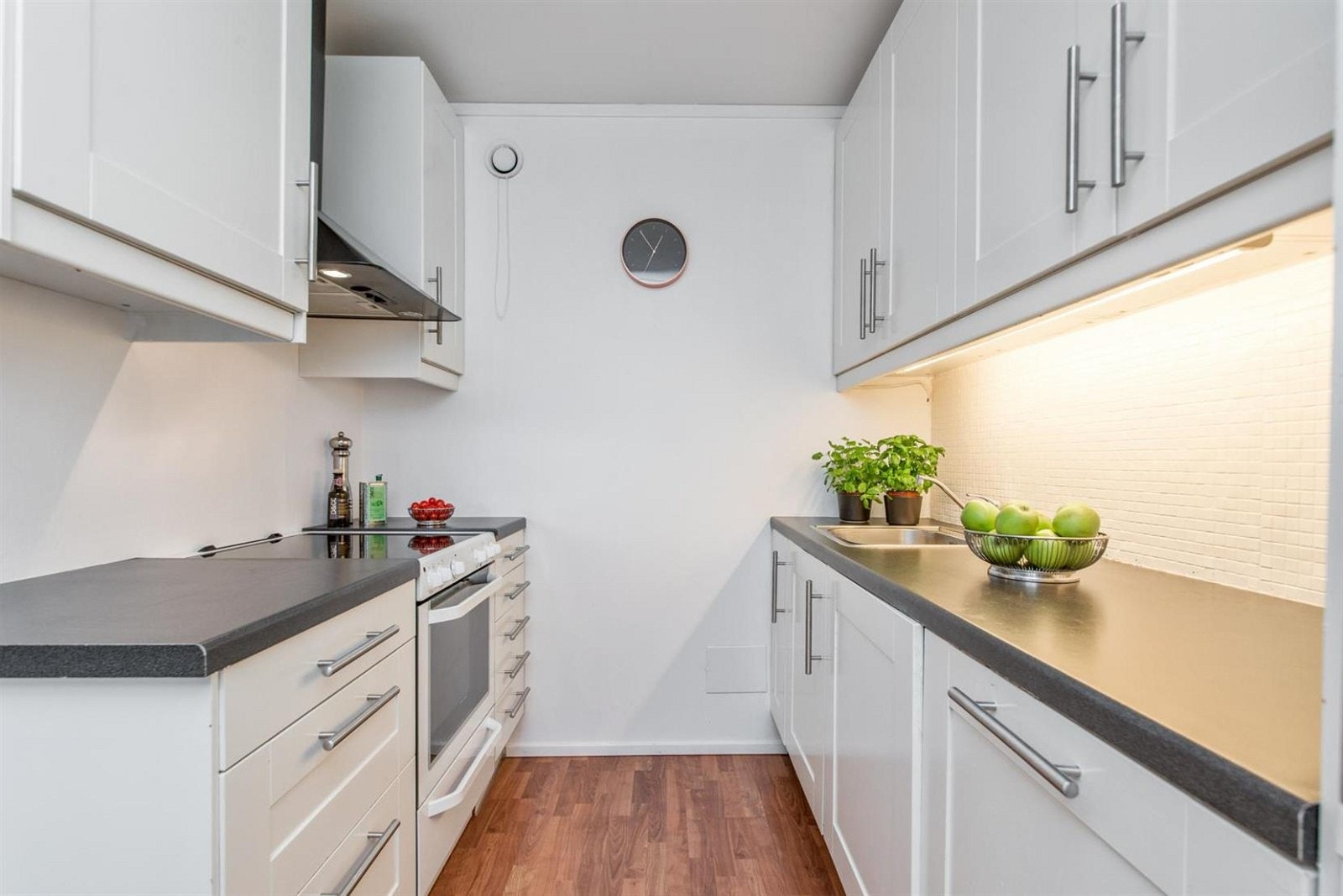 Kjøkkenet er romslig med benke- og oppbevaringsplass. Galleribilde