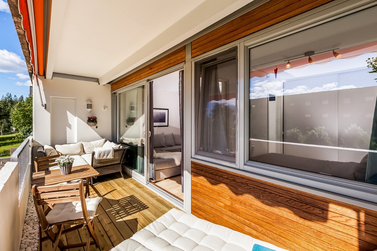 Nyoppusset romslig balkong Galleribilde